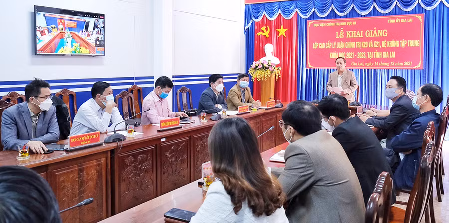 Lễ khai giảng lớp cao cấp lý luận chính trị K20 và K21 hệ không tập trung (khóa học 2021-2023) tại Gia Lai theo hình thức trực tuyến. Ảnh: Hoàng Ngọc
