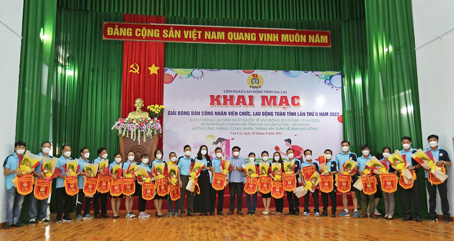  Ban tổ chức Giải Bóng bàn CNVC-LĐ toàn tỉnh lần thứ II-2022 trao cờ lưu niệm cho các đơn vị tham gia. Ảnh: Văn Ngọc