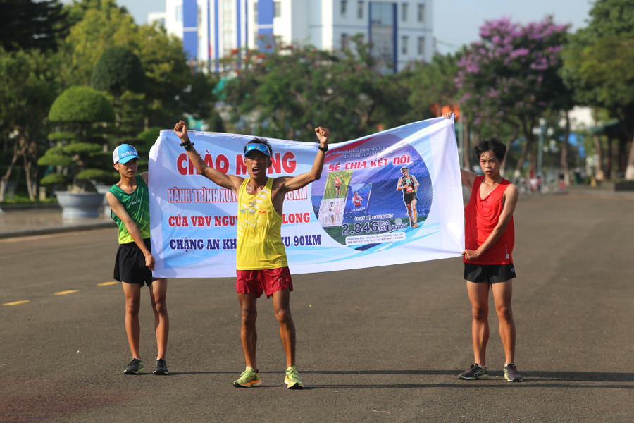 Vận động viên Nguyễn Văn Long đã về đến TP. Pleiku sau 17 ngày chạy liên tiếp. Ảnh: Văn Ngọc Văn Long đã cập bến TP. Pleiku sau 17 ngày chạy liên tiếp không ngừng nghỉ. Ảnh: Văn Ngọc Cảm xúc vỡ òa của Văn Long (người chạy phía trước) khi về đến Quảng trường Đại Đoàn Kết. Ảnh: Văn Ngọc