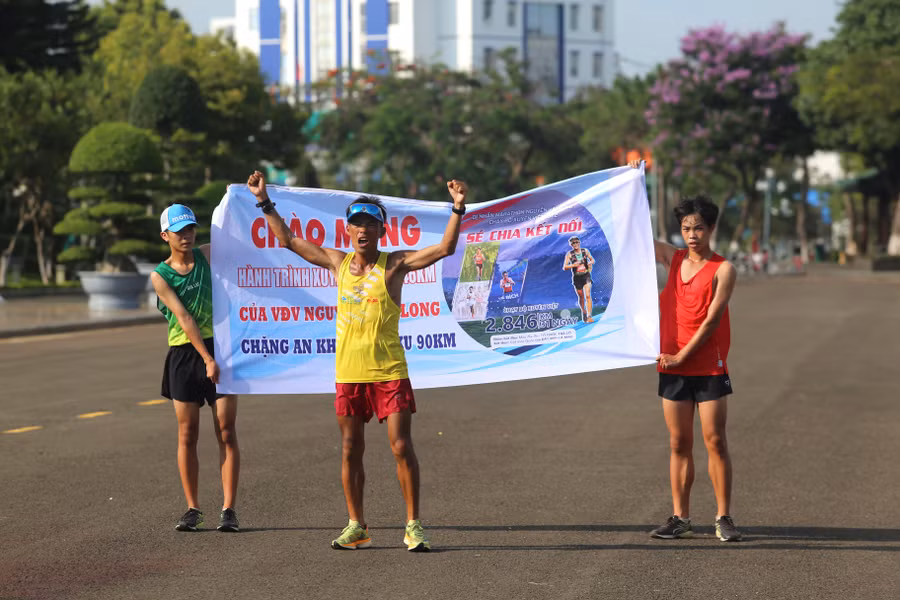 Văn Long đã cập bến TP. Pleiku sau 17 ngày chạy liên tiếp không ngừng nghỉ. Ảnh: Văn Ngọc Cảm xúc vỡ òa của Văn Long (người chạy phía trước) khi về đến Quảng trường Đại Đoàn Kết. Ảnh: Văn Ngọc
