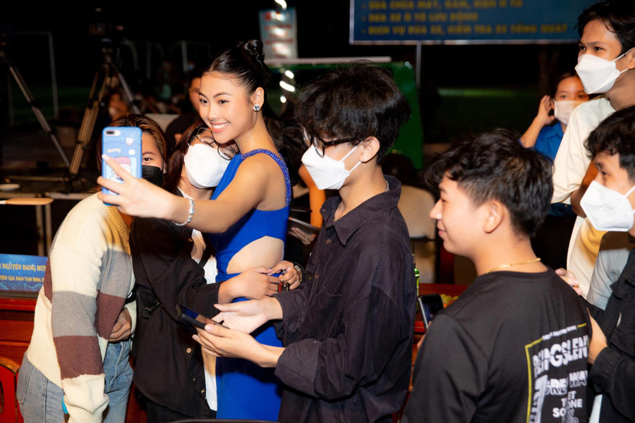 Hai người đẹp được khán giả vây quanh chụp ảnh sau đêm chung kết.