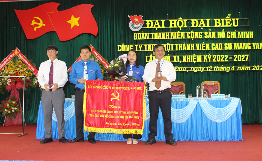 Ban Chấp hành Đảng bộ Công ty TNHH một thành viên Cao su Mang Yang tặng bức trướng cho Đoàn Thanh niên Công ty. Ảnh: Phan Lài Ban Chấp hành Đảng bộ Công ty TNHH một thành viên Cao su Mang Yang tặng bức trướng cho Đoàn Thanh niên Công ty. Ảnh: Phan Lài