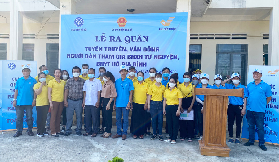 Lực lượng tham gia buổi lễ chuẩn bị xuất phát về thôn làng tuyên truyền vận động. Ảnh: Mai Linh