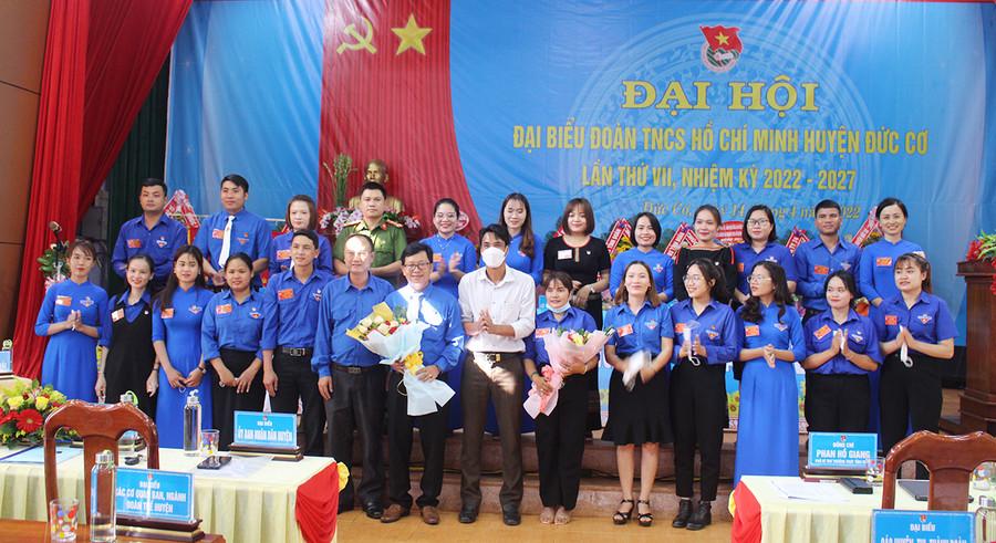Ban Chấp hành Huyện Đoàn Đức Cơ khóa VII (nhiệm kỳ 2022-2027) ra mắt tại Đại hội. Ảnh: Phan Lài Ban Chấp hành Huyện Đoàn Đức Cơ khóa VII, nhiệm kỳ 2022-2027 ra mắt tại Đại hội. Ảnh: Phan Lài