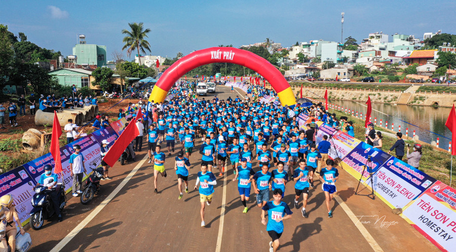 Nội dung nam chính 7 km thu hút đông đảo chân chạy nhất với 172 VĐV. Ảnh: Tuấn Nguyễn Nội dung nam chính 7 km thu hút đông đảo chân chạy nhất với 172 VĐV. Ảnh: Tuấn Nguyễn