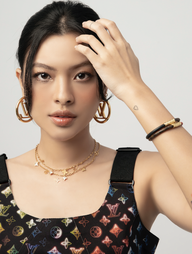 Nổi tiếng sau The Face 2017, Tú Hảo luôn thu hút khán giả bởi phong cách thời trang sành điệu. Trong loạt ảnh, người mẫu khoe dáng với váy ôm sát, có họa tiết loang màu cầu vồng của nhà mốt Louis Vuitton. Ảnh: Vương Huy JUNO