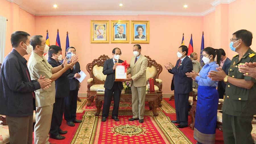 Ngài Svai Som Fêng-Ủy viên Trung ương Đảng Nhân dân Campuchia, Bí thư Tỉnh ủy, Tỉnh trưởng tỉnh Stung Treng-Vương quốc Campuchia (bìa phải) tặng quà cho đồng chí Võ Ngọc Thành (bìa trái). Ảnh: Đoàn Bình