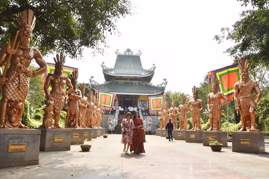 Người dân Gia Lai dâng hương tưởng nhớ công dựng nước của các vị Vua Hùng tại Đền thờ Quốc tổ trong Công viên Đồng Xanh. Ảnh: Đức Thụy