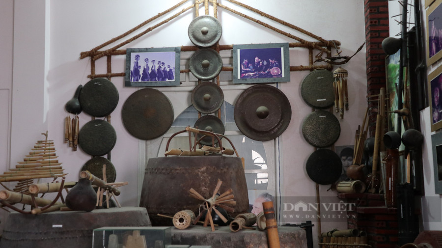  Những bộ chiêng của các dân tộc thiểu số Tây Nguyên được treo cẩn thận bên trong căn nhà của thượng tá Đặng Minh Tâm. Ảnh: Văn Long.