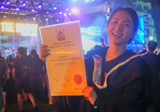 Vừa nhận được bằng đại học của Trường Đại học RMIT, Trần An Bình liền chạy tới Dinh Thống Nhất xem show của Bức Tường. 