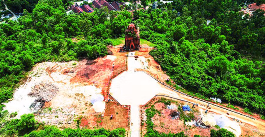 Nhiều bất cập tại công trình trùng tu cụm tháp Bánh Ít