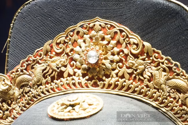 Theo các nhà chuyên môn, chiếc mũ này của quan hàm trên Nhất phẩm, ngày xưa là hàng Thân Vương hoặc Tôn Nhân Lệnh của Tôn Nhân Phủ.