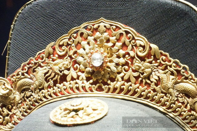 Theo các nhà chuyên môn, chiếc mũ này của quan hàm trên Nhất phẩm, ngày xưa là hàng Thân Vương hoặc Tôn Nhân Lệnh của Tôn Nhân Phủ. Theo các nhà chuyên môn, chiếc mũ này của quan hàm trên Nhất phẩm, ngày xưa là hàng Thân Vương hoặc Tôn Nhân Lệnh của Tôn Nhân Phủ.