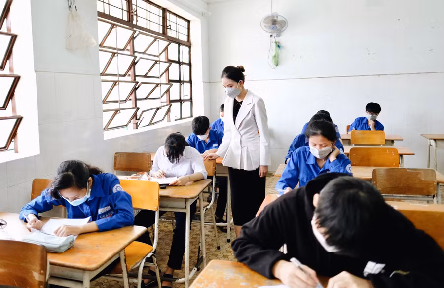 Cẩm Vân được một trung tâm giáo dục thường xuyên mời đi dạy. Ảnh: M.H