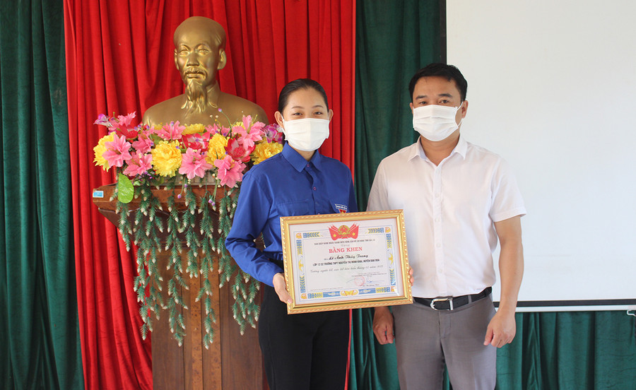 Anh Đỗ Duy Nam (bìa phải)-Phó Bí thư Tỉnh Đoàn tặng bằng khen gương người tốt-việc tốt cho em Lê Ánh Thùy Trang. Ảnh: Phan Lài Anh Đỗ Duy Nam (bìa phải)-Phó Bí thư Tỉnh Đoàn tặng bằng khen gương người tốt-việc tốt cho nữ sinh Lê Ánh Thùy Trang. Ảnh: Phan Lài