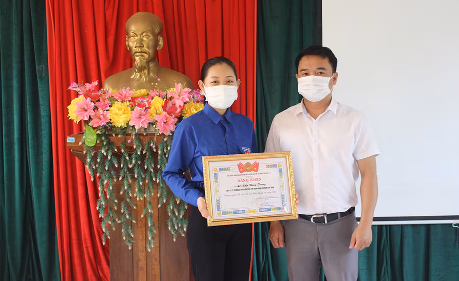  Anh Đỗ Duy Nam (bìa phải)-Phó Bí thư Tỉnh Đoàn tặng bằng khen gương người tốt-việc tốt cho nữ sinh Lê Ánh Thùy Trang. Ảnh: Phan Lài