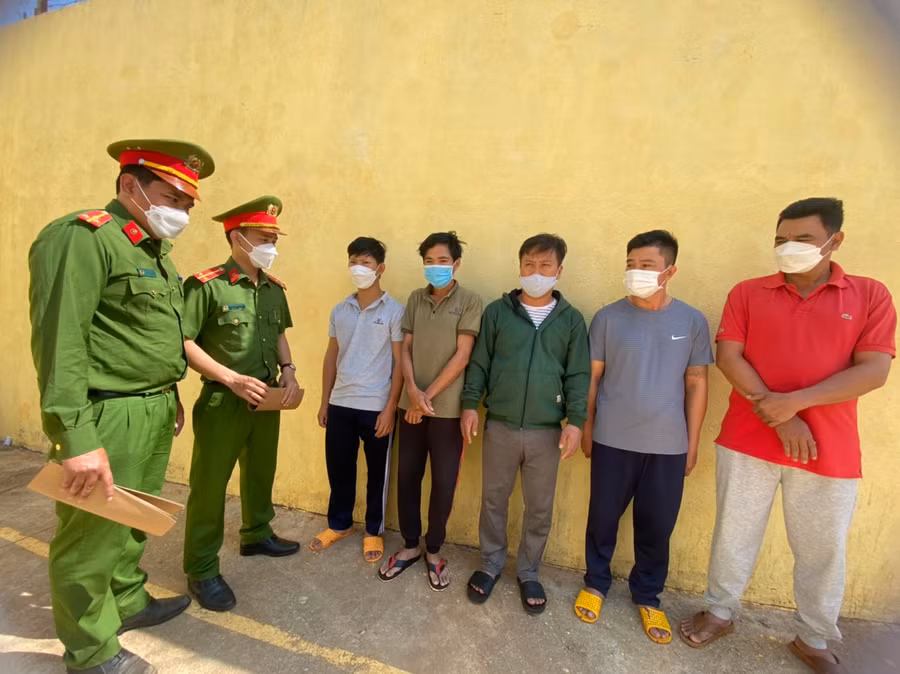 Một số đối tượng trong vụ đánh bạc. Ảnh Công an cung cấp