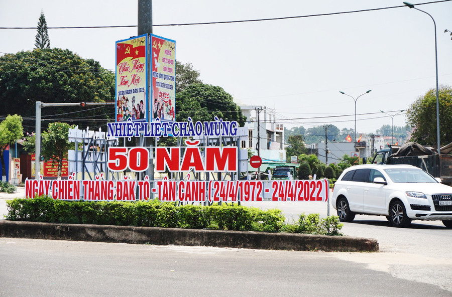 Lắp đặt pano tuyên truyền ngày kỷ niệm. Ảnh: VT Lắp đặt pano tuyên truyền ngày kỷ niệm. Ảnh: VT