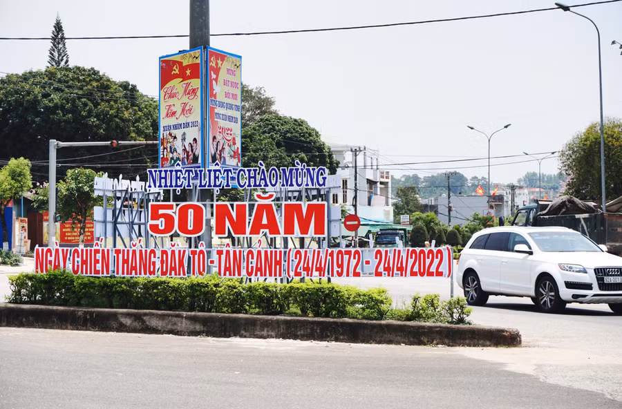  Lắp đặt pano tuyên truyền ngày kỷ niệm. Ảnh: VT