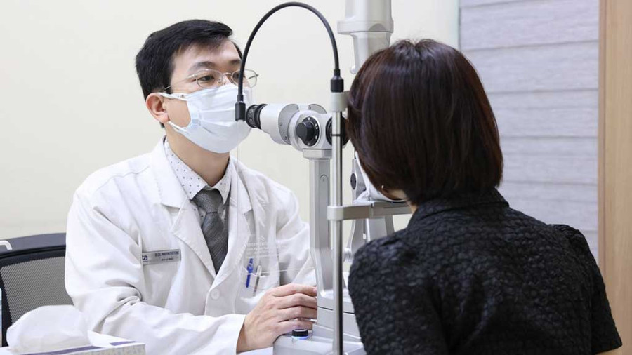 Bác sĩ khám mắt cho bệnh nhân hậu Covid-19. Ảnh: Đặng Phượng