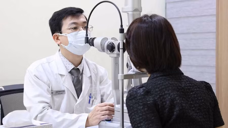 Bác sĩ khám mắt cho bệnh nhân hậu Covid-19. Ảnh: Đặng Phượng