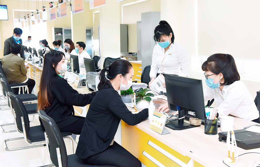 Người dân đến giao dịch tại Trung tâm Phục vụ hành chính công tỉnh. Ảnh: Đức Thụy  Người dân đến giao dịch tại Trung tâm Phục vụ hành chính công tỉnh. Ảnh: Đức Thụy