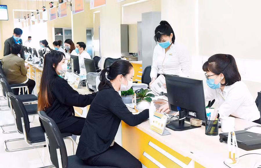  Người dân đến giao dịch tại Trung tâm Phục vụ hành chính công tỉnh. Ảnh: Đức Thụy