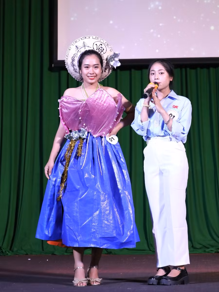 Tham gia hội thi, mỗi nhà thiết kế có 2 phút thuyết trình ý nghĩa cho bộ trang phục của mình. “Với bộ trang phục sắc sen xanh, chúng ta sẽ gợi tả những đóa sen hồng tinh khiết. Đặc biệt là phần chân váy được tận dụng từ cao su đã qua sử dụng, tưởng rằng đã bỏ đi, kết hợp cùng những hạt ngọc trai và dây kim tuyến sẽ làm liên tưởng đến ao sen Đồng Tháp long lanh ánh nắng, trong lành, mát mẻ và không rác thải” - sinh viên nhóm thiết kế chủ đề Sen - Đồng Tháp chia sẻ. 