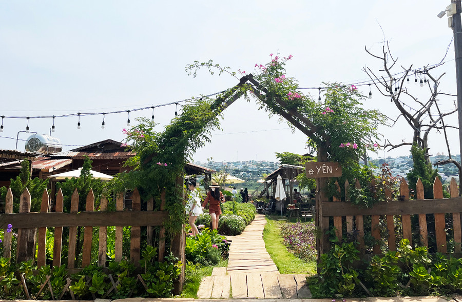 Quán cà phê Yên có view thu hút bởi vẻ đẹp yên bình, mộc mạc.ảnh Phương Vi