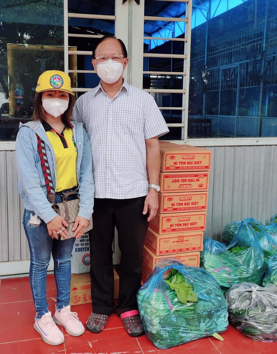 Chị Nguyễn Thị Thu Nga trong một chuyến thiện nguyện tại huyện Phú Thiện. Ảnh: Phương Duyên