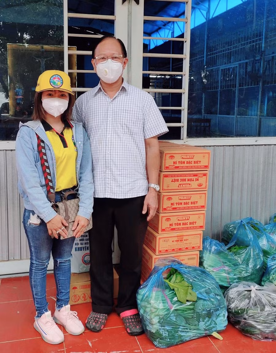 Chị Nguyễn Thị Thu Nga trong một chuyến thiện nguyện tại huyện Phú Thiện. Ảnh: Phương Duyên