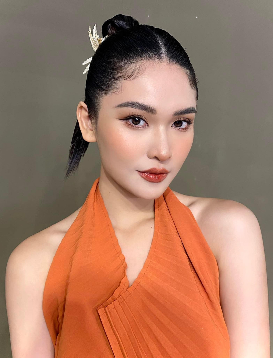 Á hậu Thuỳ Dung diện váy cổ yếm lạ mắt khoe vai trần quyến rũ.