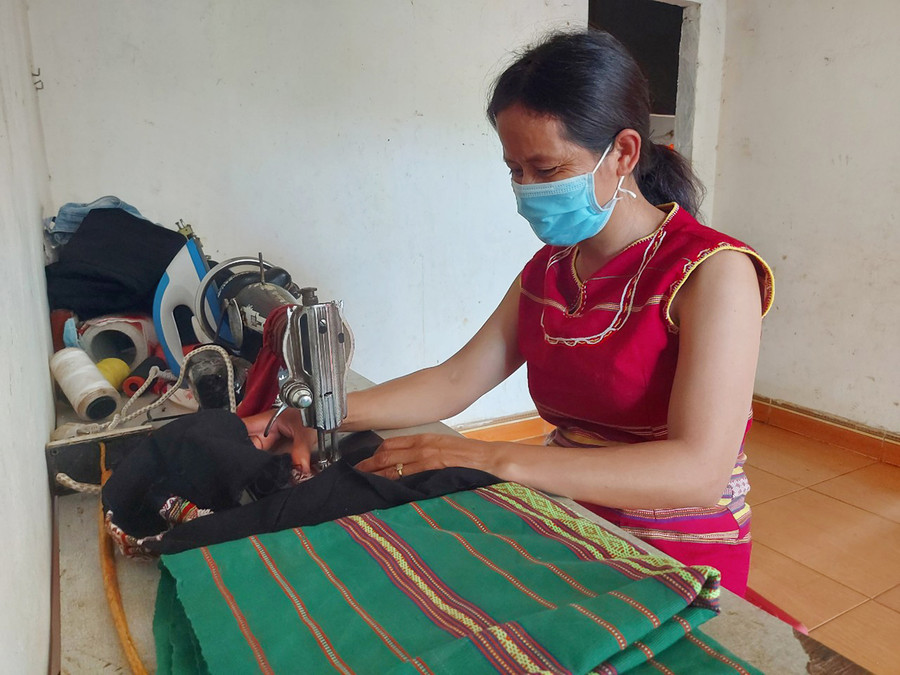 Chị A Sanh hàng ngày vẫn cặm cụi may những bộ trang phục đậm bản sắc của người Xê Đăng. Ảnh: Nguyễn Tú Chị A Sanh may cho dân làng những bộ trang phục đậm bản sắc của người Xê Đăng. Ảnh: Nguyễn Tú