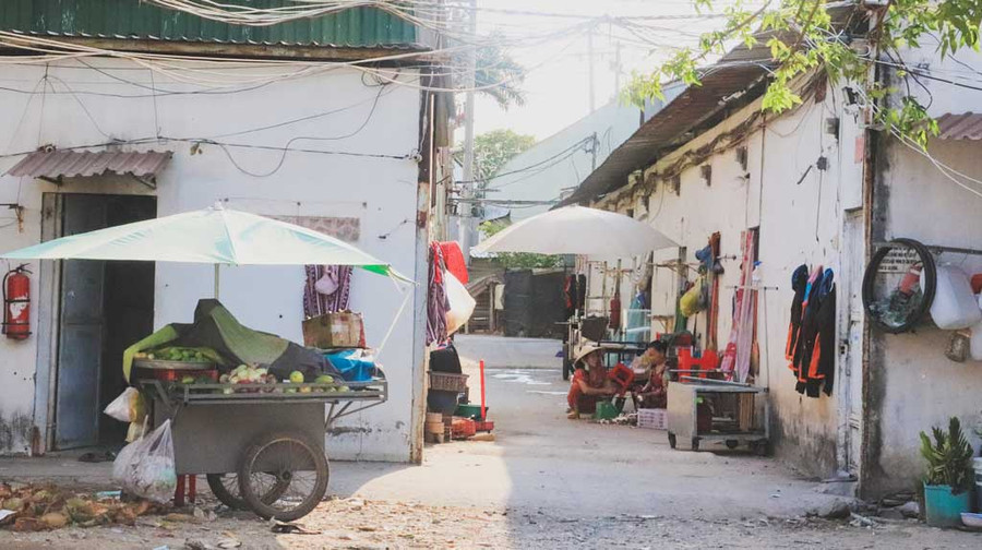 Nhiều công nhân vẫn đang nợ mấy tháng tiền trọ tại khu trọ Q.8, TP.HCM. Ảnh: Thu Ngân
