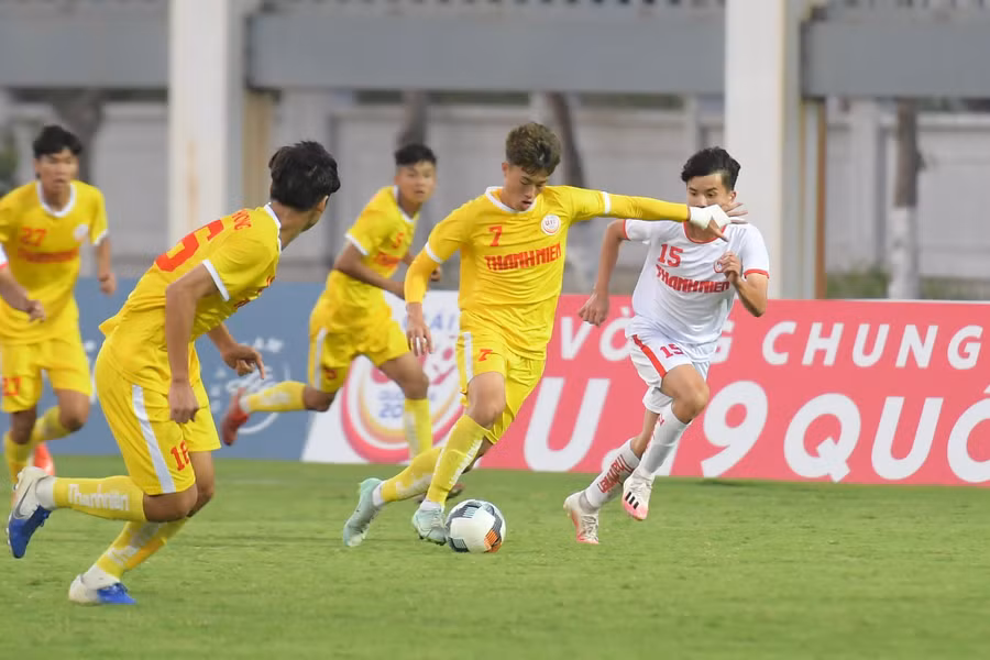 Chân sút Nguyễn Văn Trường (7) của U.19 Hà Nội