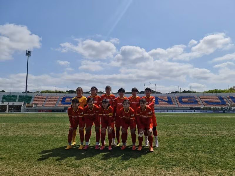 Đội hình đội tuyển nữ Việt Nam đá giao hữu với câu lạc bộ nữ trường đại học Uidik. Ảnh: VFF