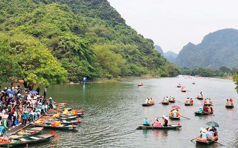 Tour Sài Gòn - Rong ca chiều thứ 7 luôn kín chỗ mỗi dịp cuối tuần. Ảnh: Saigontourist