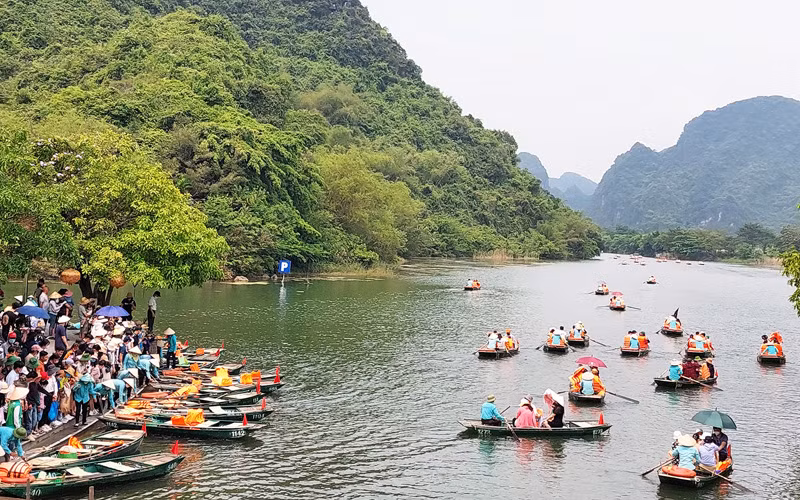 Tour Sài Gòn - Rong ca chiều thứ 7 luôn kín chỗ mỗi dịp cuối tuần. Ảnh: Saigontourist