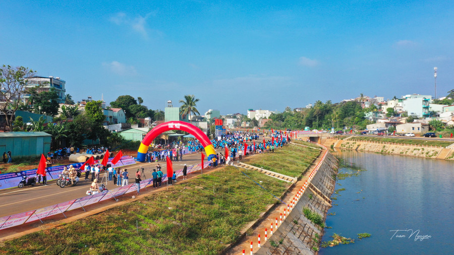 Cung đường chạy tuyệt đẹp tại khu vực bờ kè suối Hội Phú (TP. Pleiku). Ảnh: Tuấn Nguyễn Cung đường chạy tuyệt đẹp tại khu đô thị mới suối Hội Phú (TP. Pleiku). Ảnh: Tuấn Nguyễn