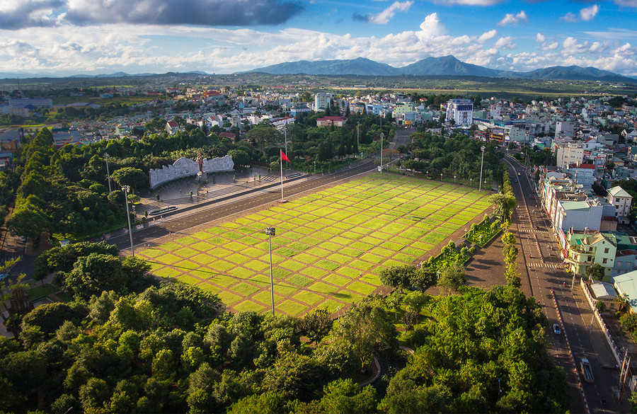 Quảng trường Đại Đoàn Kết (TP. Pleiku). Ảnh: Phan Nguyên Quảng trường Đại Đoàn Kết (TP. Pleiku). Ảnh: Phan Nguyên