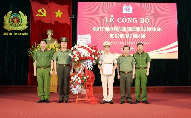 Tân Phó Giám đốc Công an tỉnh Lai Châu (ở giữa) vừa được bổ nhiệm tuần qua. Ảnh: VGP Tân Phó Giám đốc Công an tỉnh Lai Châu (ở giữa) vừa được bổ nhiệm tuần qua. Ảnh: VGP