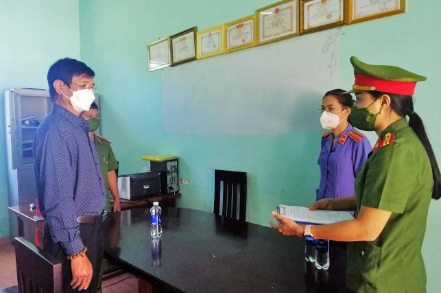 Cơ quan Cảnh sát điều tra Công an tỉnh tống đạt quyết định khởi tố bị can Phan Trung Tường. Ảnh: Lê Ánh