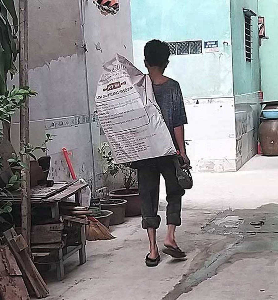 Cuối mỗi ngày làm phụ hồ, anh Tân lượm ít ve chai ở công trình xây dựng (được chủ nhà hoặc chủ thầu cho)