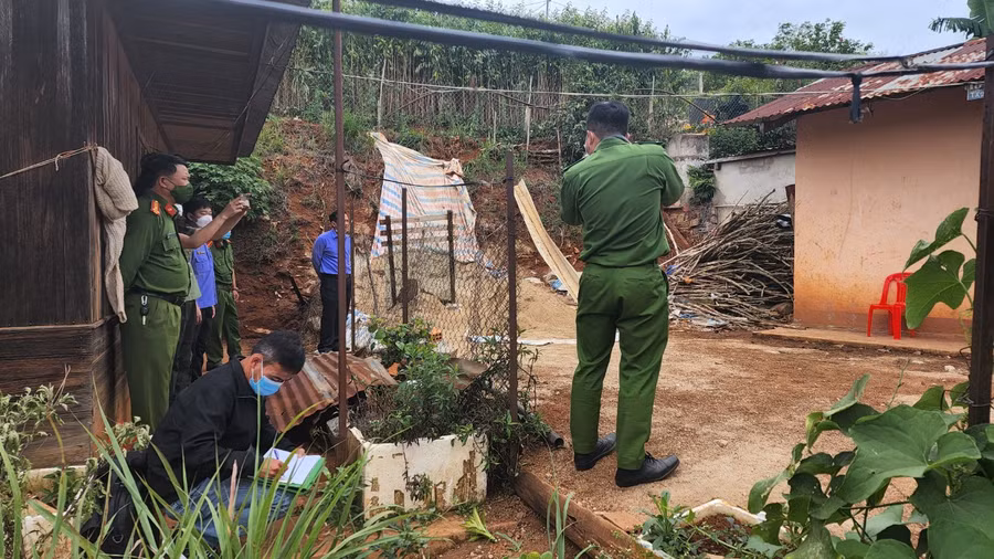  Xung quanh nhà Trí là bờ taluy cao, có hàng rào vây quanh. Ảnh: Lâm Viên