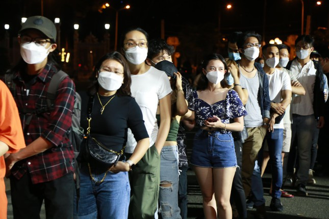 Đông đảo bạn trẻ đến theo dõi show diễn của Bức Tường.