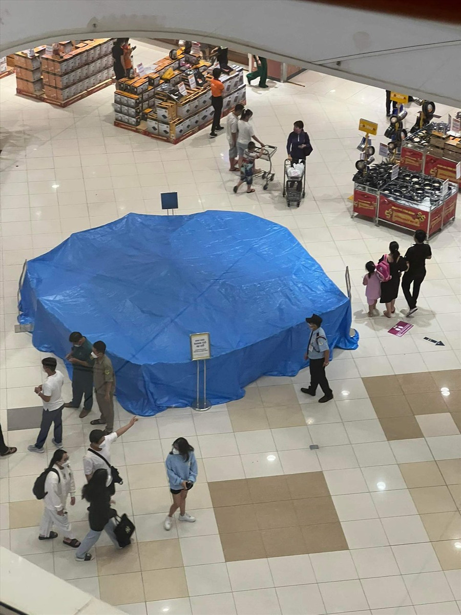 Hiện trường vụ nam bảo vệ rơi từ trên cao xuống sảnh nằm bất động.