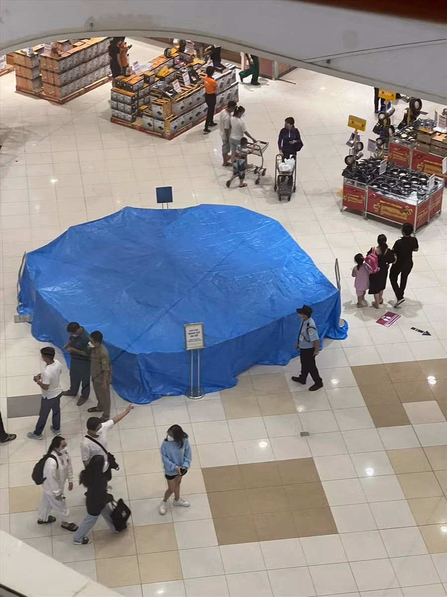 Hiện trường vụ nam bảo vệ rơi từ trên cao xuống sảnh nằm bất động.