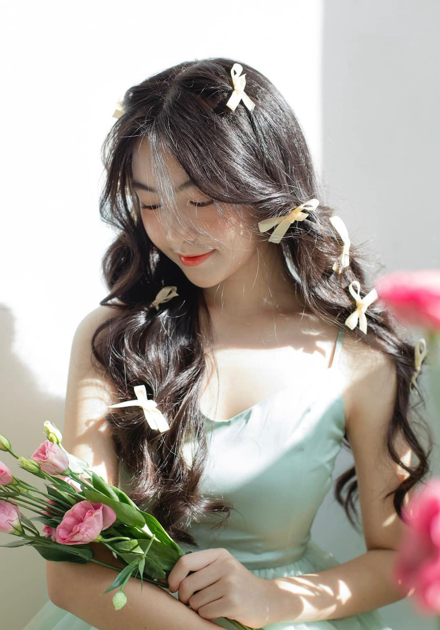 Trong bức ảnh được vợ chồng diễn viên Đồng tiền xương máu đăng tải, Lọ Lem gây ấn tượng bởi làn da trắng, gương mặt thanh thoát cùng nụ cười rạng rỡ. Khoảnh khắc này tiếp tục gây sốt cư dân mạng khi nhận hơn 36.000 lượt thích và hàng ngàn bình luận chỉ sau vài giờ chia sẻ. Ảnh: FBNV