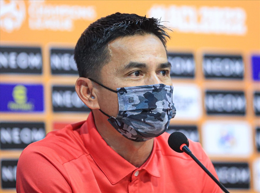 Huấn luyện viên Kiatisak tham dự họp báo trước ngày ra quân AFC Champions League 2022. Ảnh: TV