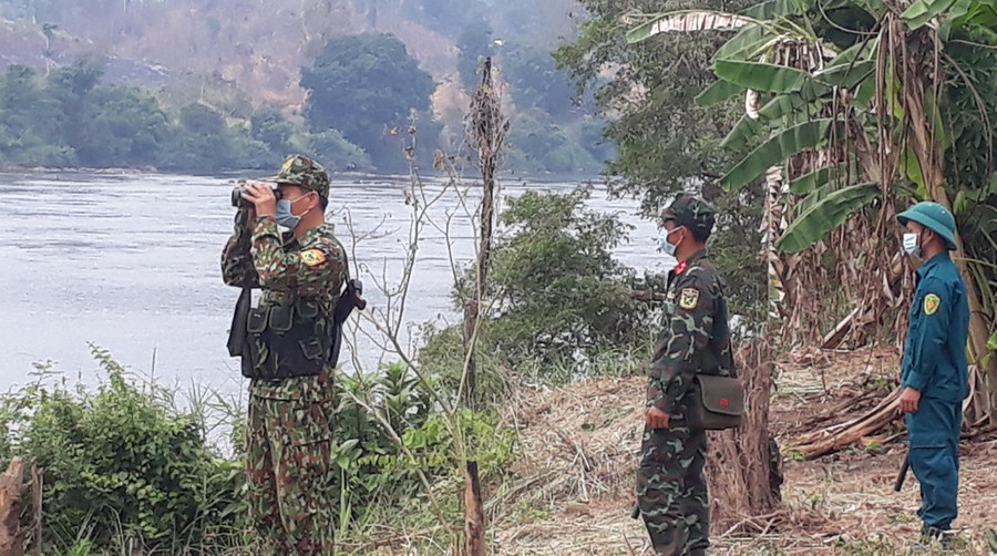 2 Thượng úy Vĩ và đồng đội đang tuần tra, kiểm soát biên giới. Ảnh: Anh Huy